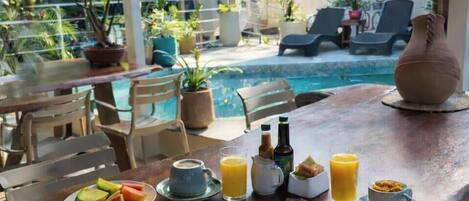 Free daily full breakfast