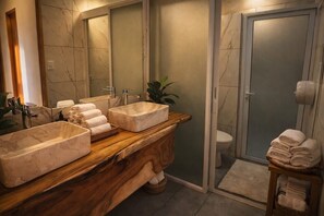 Deluxe tweepersoonskamer, voor 1 persoon, terras, uitzicht op tuin | Badkamer | Een douche, gratis toiletartikelen, een haardroger, handdoeken