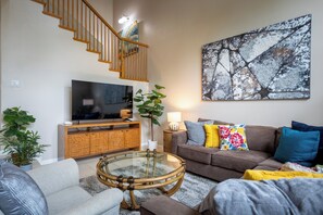 TV - Bright and spacious townhome with golf membership! (Waikoloa Village)
