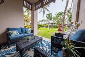 Terrace/patio - Bright and spacious townhome with golf membership! (Waikoloa Village)