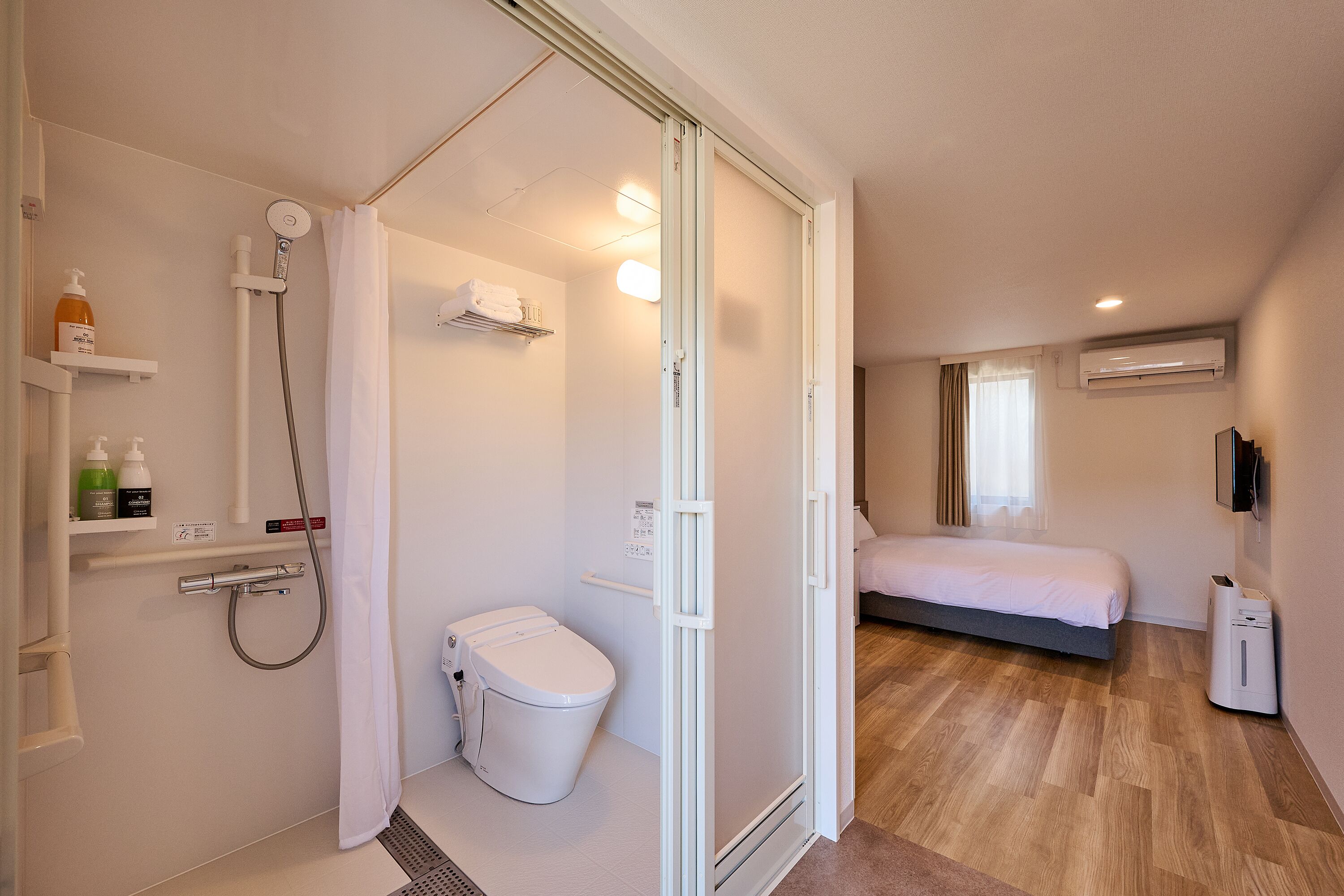 Room | Bathroom | Combined shower/tub, hair dryer, towels, shampoo