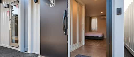 Phòng đôi, không hút thuốc (check-in is not available after 11PM) | Truy cập Internet không dây miễn phí, bộ trải giường