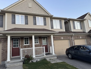 Exterior - Gorgeous 3-bedroom house in family friendly Kitchener neighborhood (Kitchener)