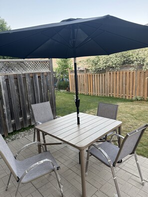 Outdoor dining - Gorgeous 3-bedroom house in family friendly Kitchener neighborhood (Kitchener)