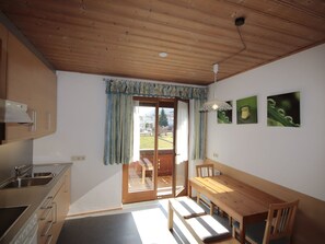 Kylskåp, mikrovågsugn, ugn och grytor/köksredskap