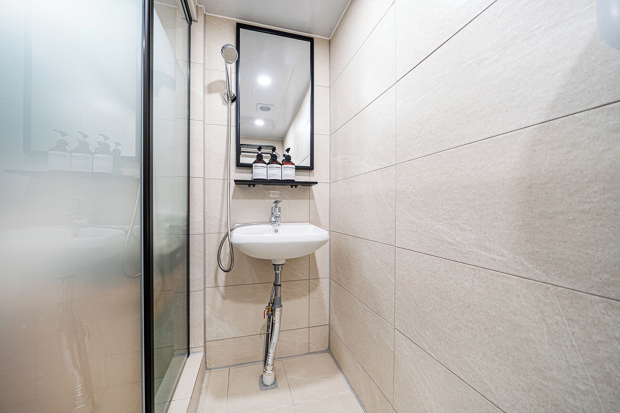 Standard Twin Room | Bathroom | Shower, free toiletries, hair dryer, slippers