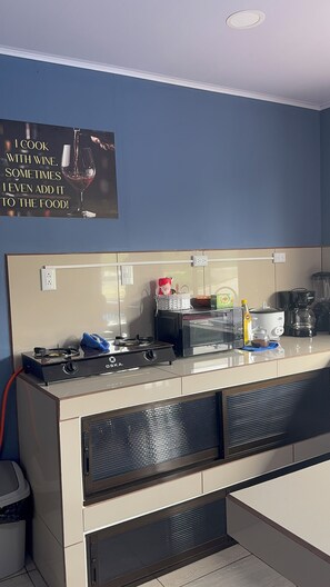 Microondas, parrilla de estufa y lavavajillas 