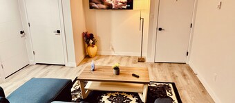 Maple Nest @ The Greens – Cozy, Tastefully Furnished Basement Suite