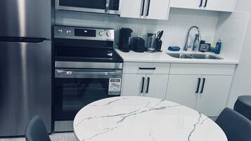 Kjøleskap, mikrobølgeovn, ovn og kokeplater