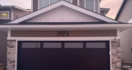 Maple Nest @ The Greens – Cozy, Tastefully Furnished Basement Suite