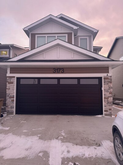 Maple Nest @ The Greens – Cozy, Tastefully Furnished Basement Suite