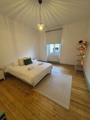 2 habitaciones, tabla de planchar con plancha y cuna de viaje 