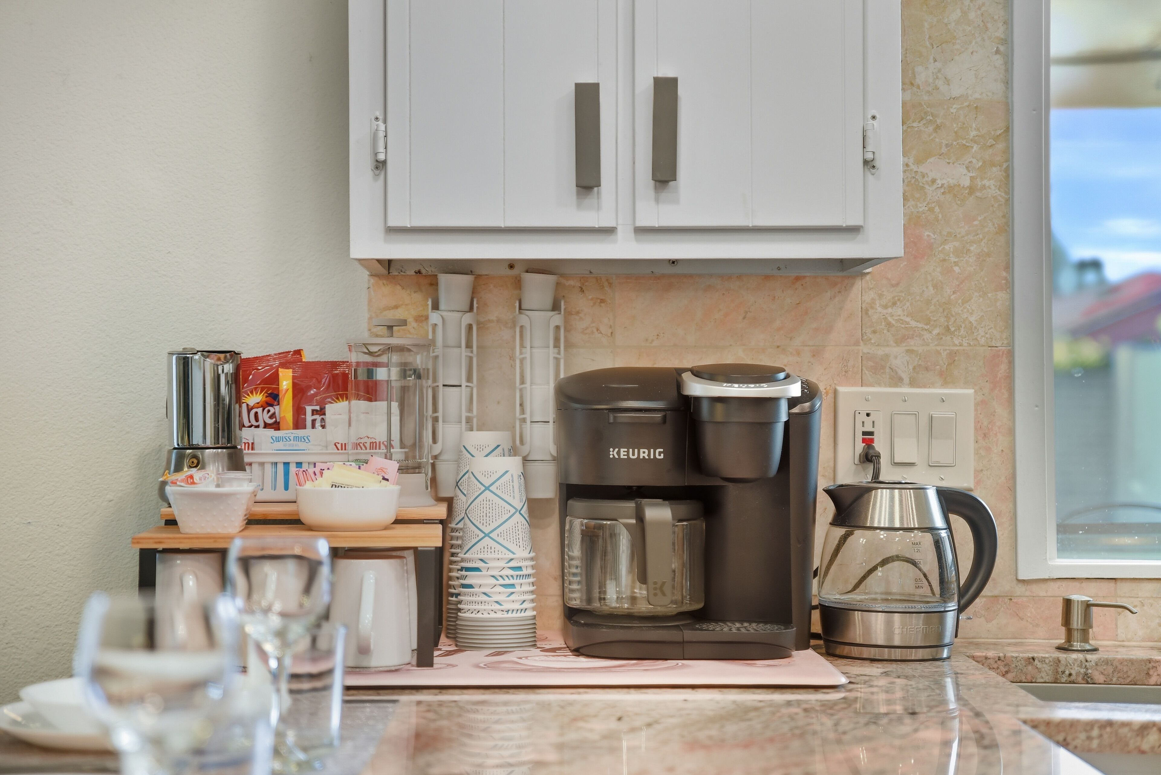 Kjøleskap, mikrobølgeovn, ovn og kokeplater