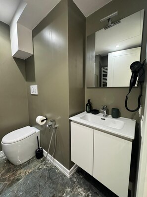 Comfort Double Room, 1 Queen Bed | Bathroom - Laurina Hoome Collection (Rome)