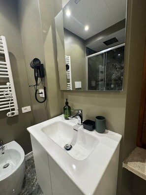 Comfort Double Room, 1 Queen Bed | Bathroom | Free toiletries, hair dryer, towels, soap - Laurina Hoome Collection (Rome)