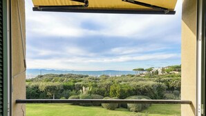 A balcony with a view of a green landscape and distant mountains. - Boboli2 by Interhome (Punta Ala)