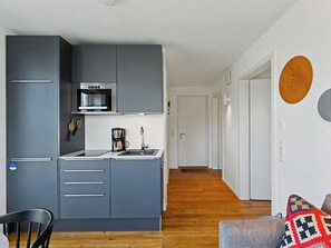 Fridge, microwave, dishwasher, cookware/dishes/utensils - Apartment am See by Interhome (Lembruch)