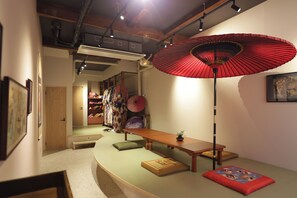 Interior - Within walking distance of Himeji Castle, Kimono Hotel Himeji is a Japanese-style inn located in a shopping district where you can experience wearing a kimono. (姫路市西二階町)