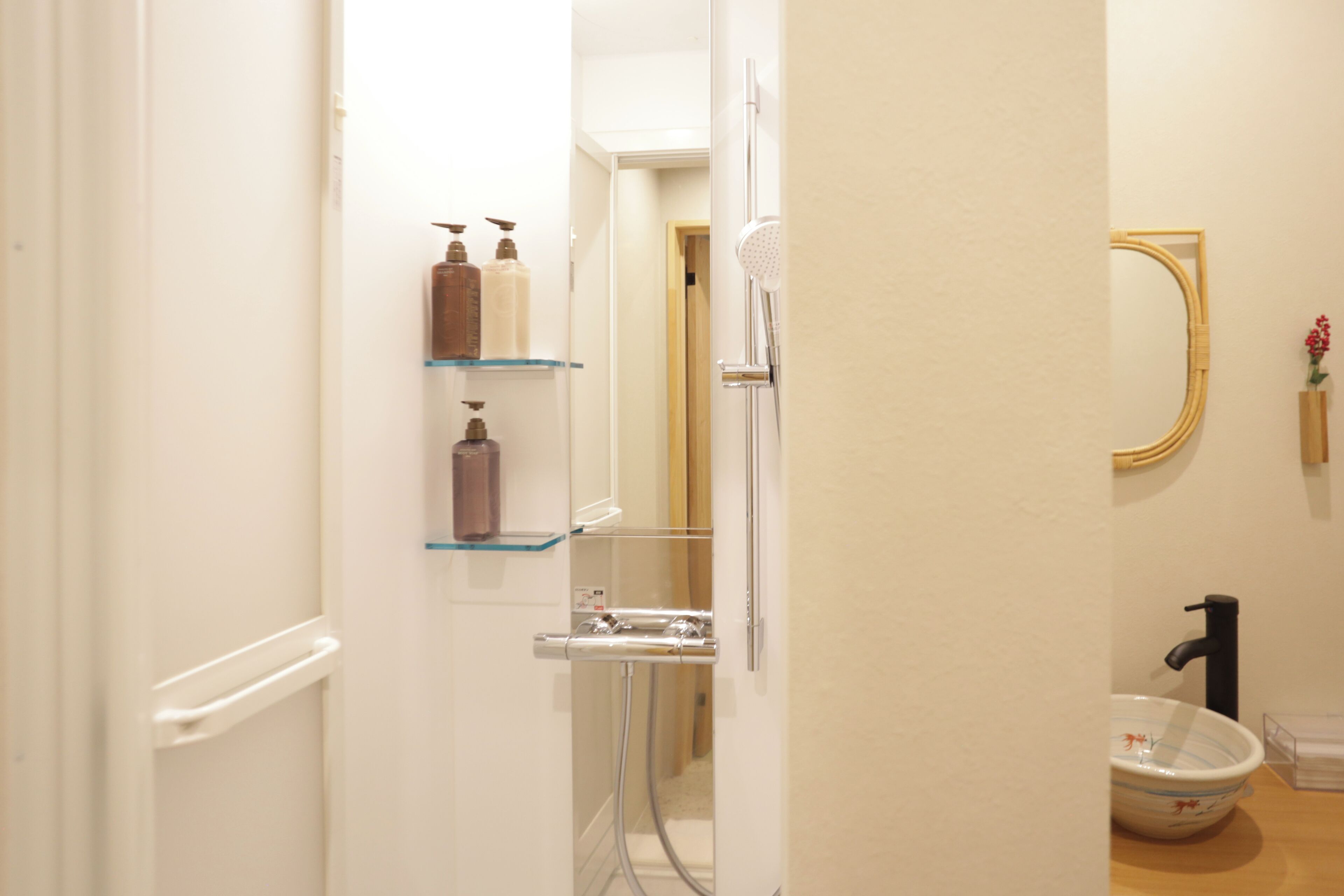 Suihku, hiustenkuivaaja, bidee, pyyhkeet