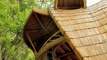 Treehouse Hideaway | Free WiFi, bed sheets
