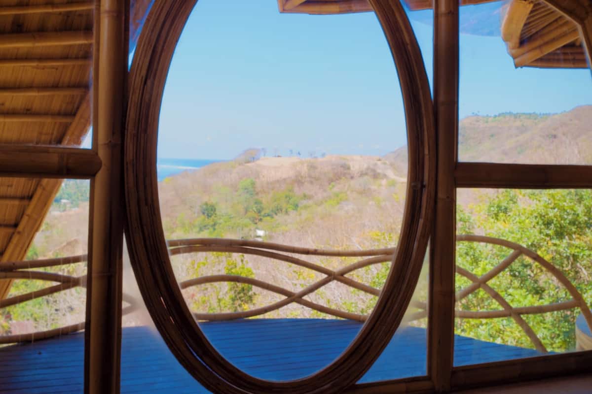 Four Bedroom Leaf Villa | Free WiFi, bed sheets