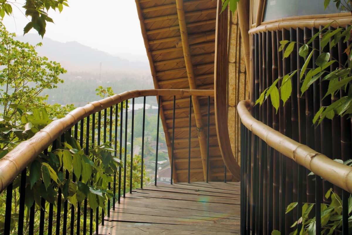 Treehouse Hideaway | Free WiFi, bed sheets