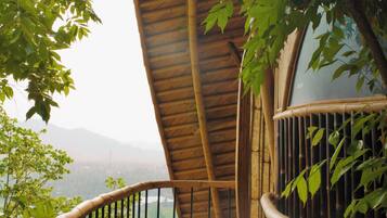 Treehouse Hideaway | Free WiFi, bed sheets