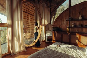 Une pièce comprenant un lit, une chaise et un grand miroir.