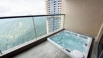 Suíte família, sacada | Hidromassagem externa