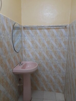 Deluxe-Doppelzimmer | Badezimmer | Dusche, Hausschuhe, Handtücher, Seife