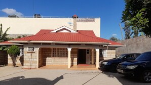 Un bâtiment avec un toit rouge et une enseigne sur laquelle on peut lire « Crete Villas ».