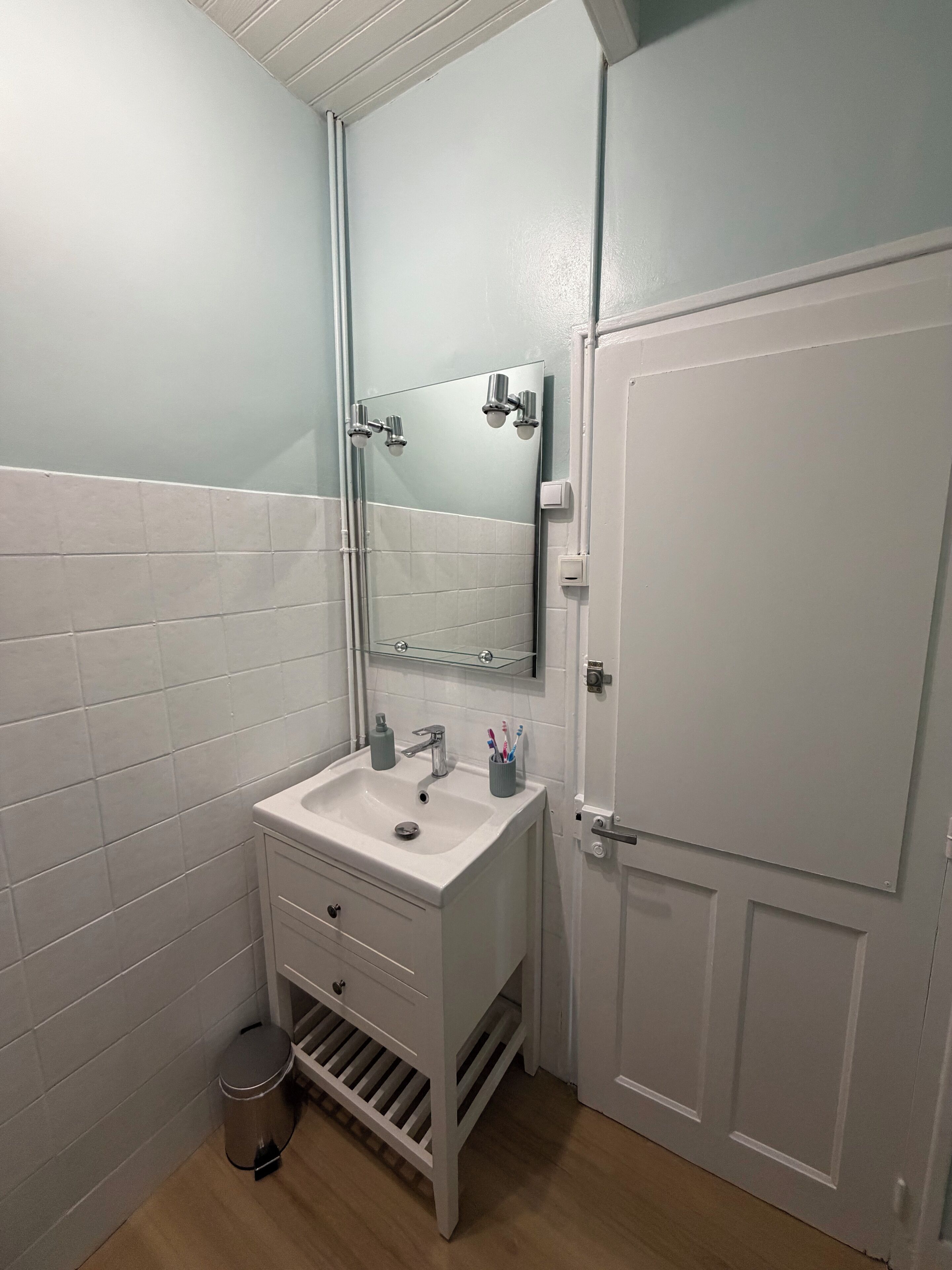 Shower, hair dryer, toilet paper