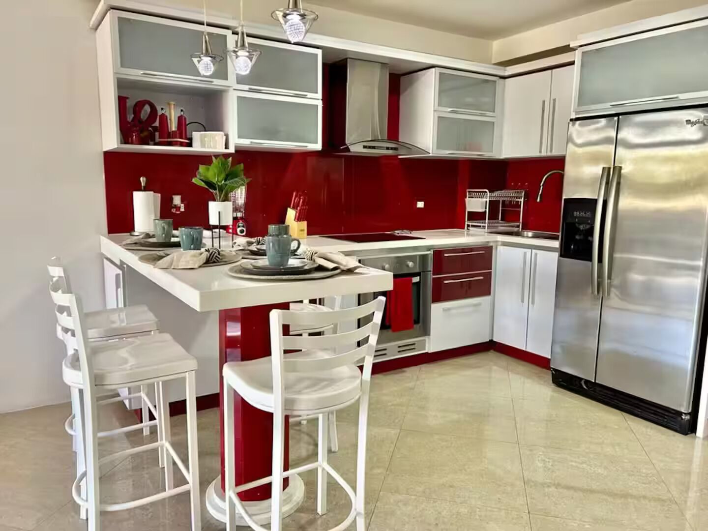 ثلاجة، ميكروويف، ماكينة لصنع القهوة/الشاي، مناشف ورقية