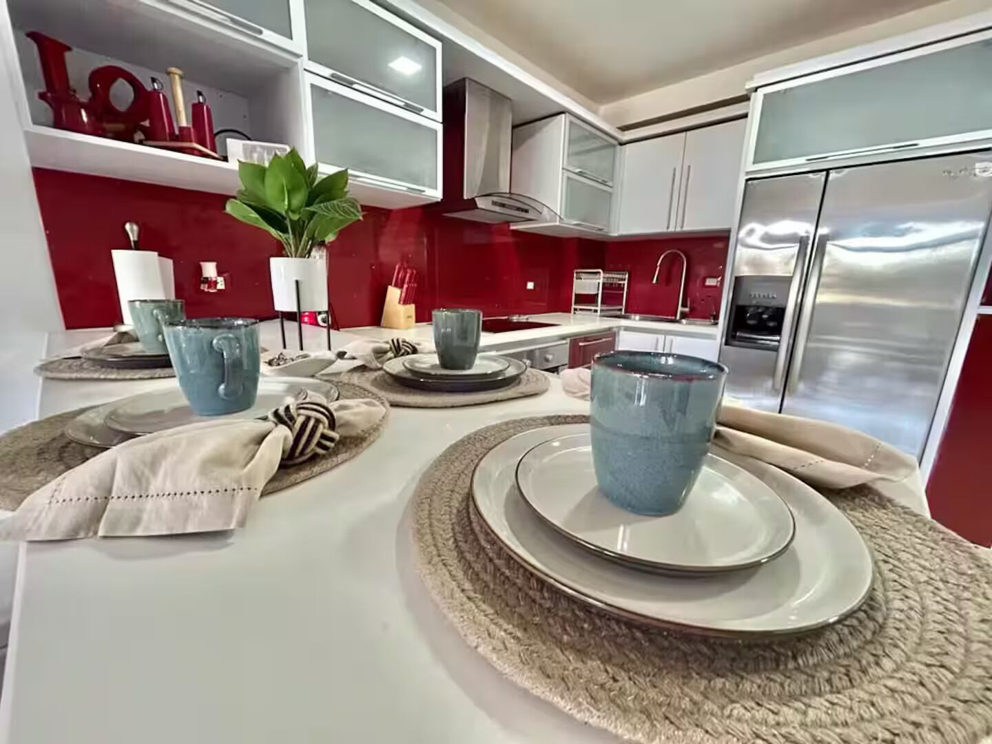 Kjøleskap, mikrobølgeovn, kaffetrakter/tekoker og papirhåndklær