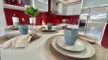 Kylskåp, mikrovågsugn, kaffe- och tebryggare och pappersservetter