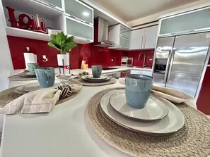 Køleskab, mikrobølgeovn, kaffe-/temaskine, Servietter