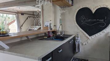 Réfrigérateur, micro-ondes, four, plaque de cuisson