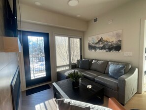 Living area - Bell`s Butte | Pool, Hot Tub & Fitness | Parking (Canmore)