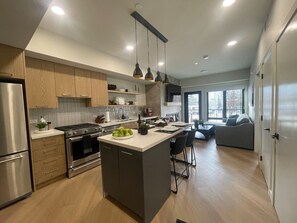 Frigorífico, microondas, horno y placa de cocina