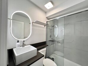 Dusche, Handtücher, Seife, Toilettenpapier