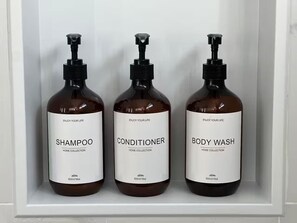 Dusche, Handtücher, Seife, Toilettenpapier