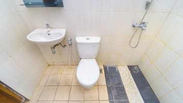 Standard Double Room | Bathroom | Shower, towels