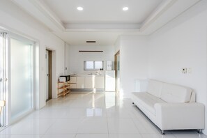 Basic Room, 3 Bedrooms (Room 3 (Private Pool & Ocean View)) - Geoje Gongan Pool Villa (Geoje-si)