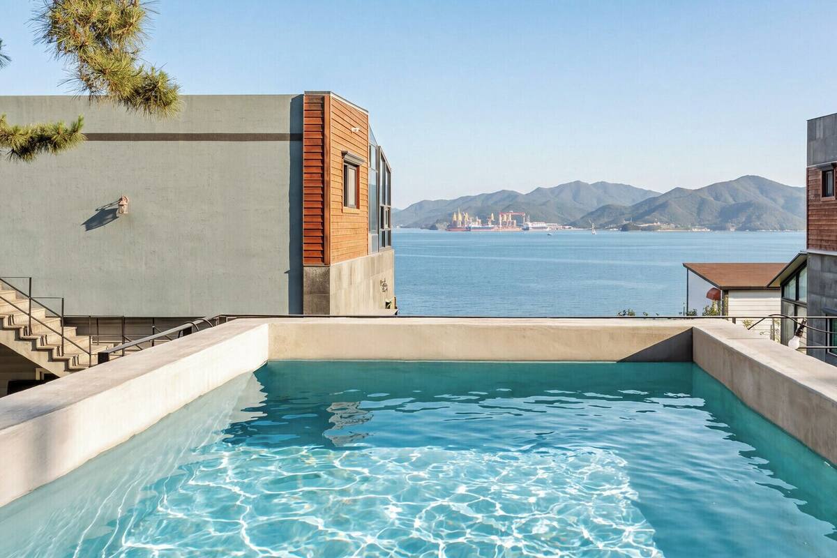 Una piscina con vistas al mar y a las montañas.