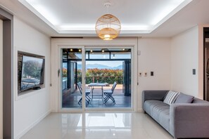 Basic Room, 1 Bedroom (Room 102 (6m Pool, Ocean View)) | 1 bedroom, free WiFi - Geoje Sea N Blue Family Pool Villa (Geoje)