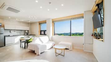 Basic Room, 1 Bedroom (Room 201 (Jacuzzi, Outdoor Pool)) | 1 bedroom, free WiFi