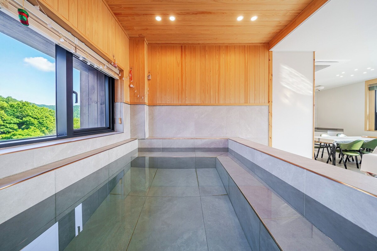 Kamar Basic, 1 kamar tidur (Room 201 (Jacuzzi, Outdoor Pool)) | 1 kamar tidur dan Wi-Fi gratis