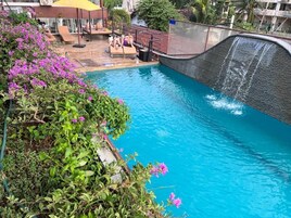 Una piscina al aire libre