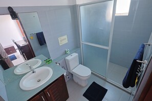 Standard Single Room | Bathroom | Shower, towels, soap, shampoo - Beach Corridor Residence   (Negombo)