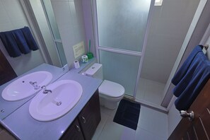 Shower, towels, soap, shampoo - Beach Corridor Residence   (Negombo)